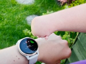 A wrist is shown that displays a smart watch at the start of physical activity 